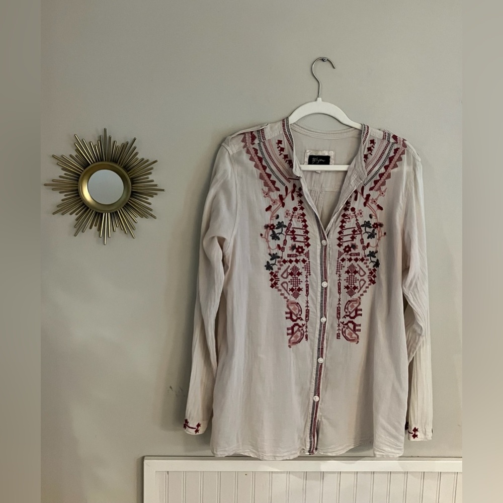 EUC Johnny Was BIYA Beautiful Embroidered Button-Up Blouse